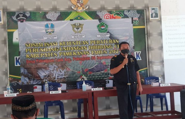 Foto: Bea Cukai Madura Saat Sosialisasi Di Balai Desa Palengaan Laok Kab. Pamekasan