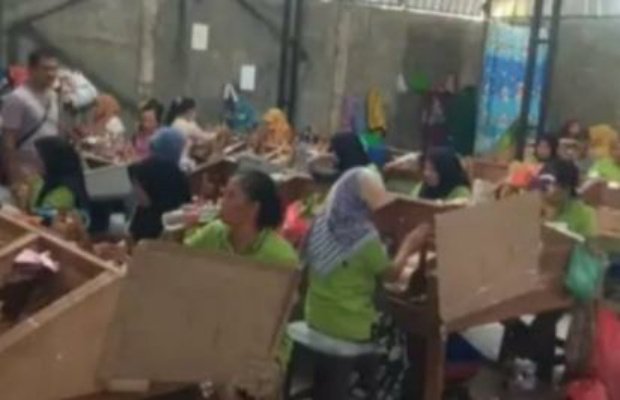 Foto: Mayarakat Saat Mengikuti Pelatihan Linting Rokok di PR Ayunda.