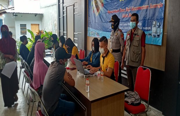 Foto:Kepala Desa Beji bersama Kapolsek Junrejo saat meninjau kegiatan vaksinasi di Balaidesa Beji.