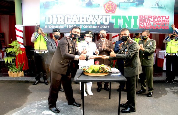 Foto: Potong tumpeng oleh Kapolres Lumajang diberikan pada Dandim 0821 di Makodim 0821