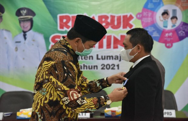 Foto: Penyerahan penghargaan dari Kepala BKKBN RI melalui Deputi BKKBN RI Sukaryo Teguh Santoso pada Bupati Lumajang