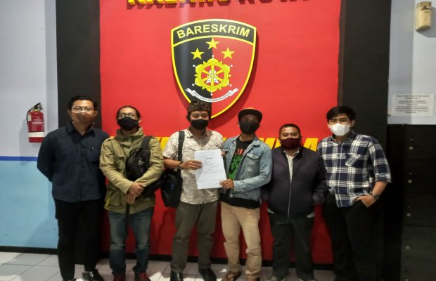 Foto:Sutikno (jurnalis) didampingi rekan seprofesi dan Kuasa Hukumnya saat melapor ke Mapolresta Malang Kota