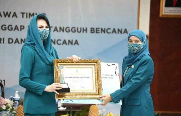 Foto: Ketua TP PKK Sumenep, Nia Kurnia Fauzi menerima penghargaan Lomba 10 Program Pokok PKK dari Ketua TP PKK Jawa Timur, Arumi Bachsin Emil Dardak di Surabaya