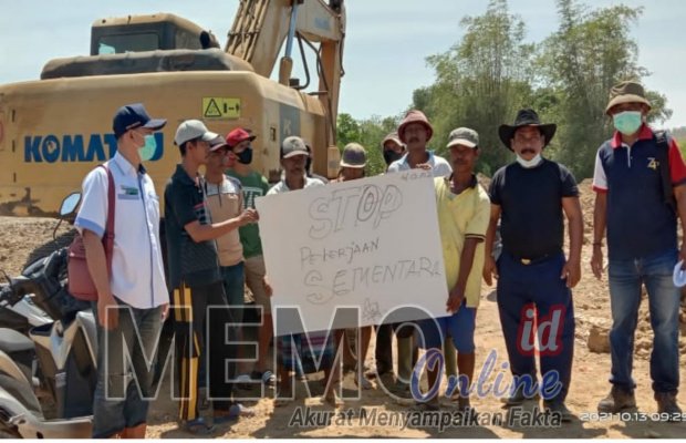 Foto : Warga protes dan menghentikan pekerjaan proyek normalisasi sungai Kamoning Sampang