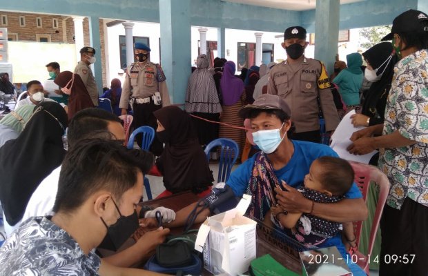 Foto:  Warga yang hadir di acara vaksinasi massal di Pemdes Mojogemi, Jember.