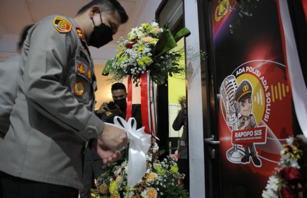 Foto:Kapolresta Malang Kota saat memotong pita tanda diresmikannya program "Podcast Rapopo".