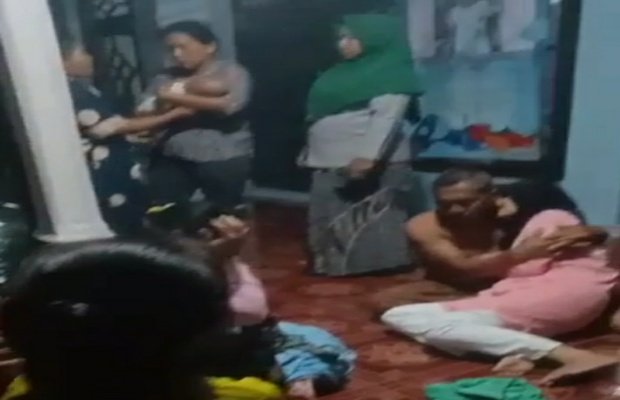 Foto: Korban begal payudara saat ditolong dan ditenangkan di rumah warga