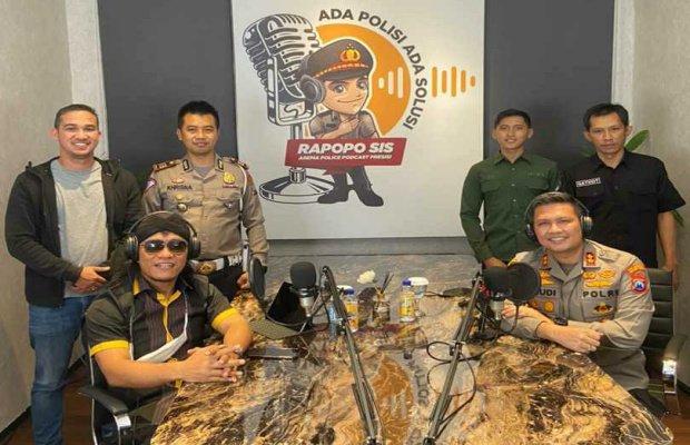 Foto: Kapolresta Malang Kota dan Gus Miftah juga jajaran saat sesi foto bersama.