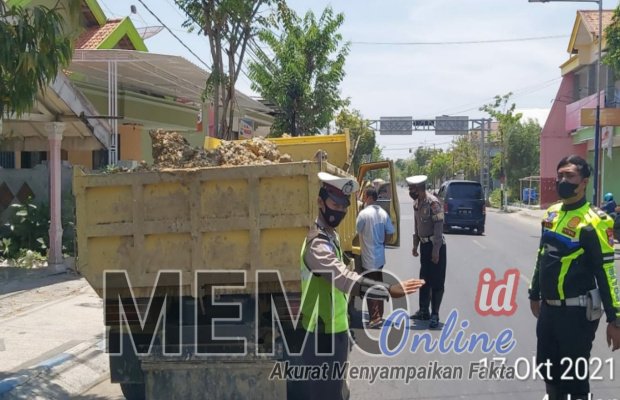 Foto : Polisi lakukan penindakan terhadap truk pengangkut Sirtu tanpa penutup