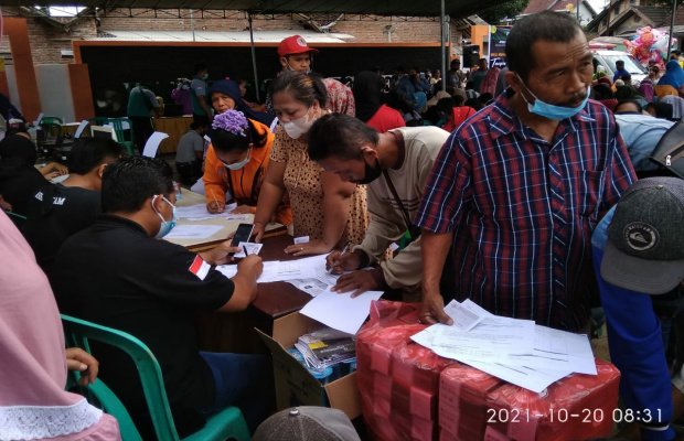 Foto:  Masyarakat Pemdes Kertosari saat mengisi formulir vaksinasi dosis ke-1