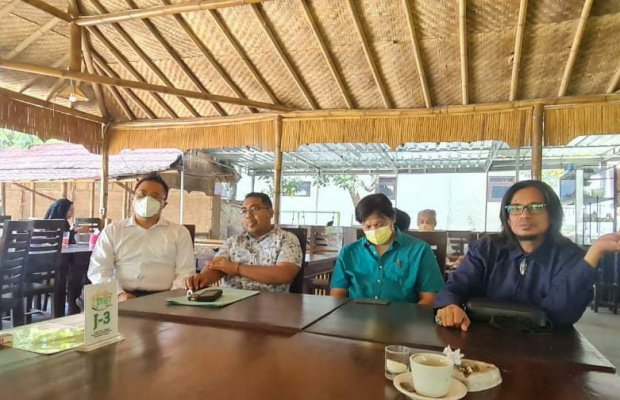 Foto : Klarifikasi dr Surya Haskara bersama tim kuasa hukum