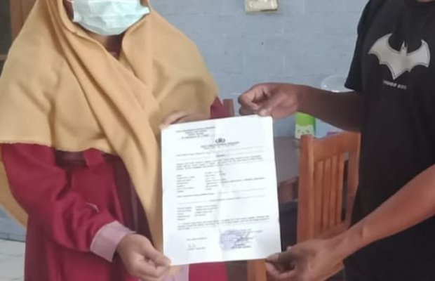 Foto: Keluarga Korban Pencabulan Anak Dibawah Umur menunjukkan bukti lapornya