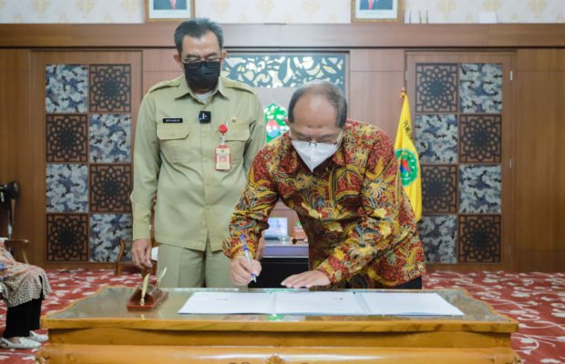 Foto: Kepala Badan Litbang Kementrian Kominfo Saat Teken MoU Dengan Kepala Dinas Kominfo Pamekasan
