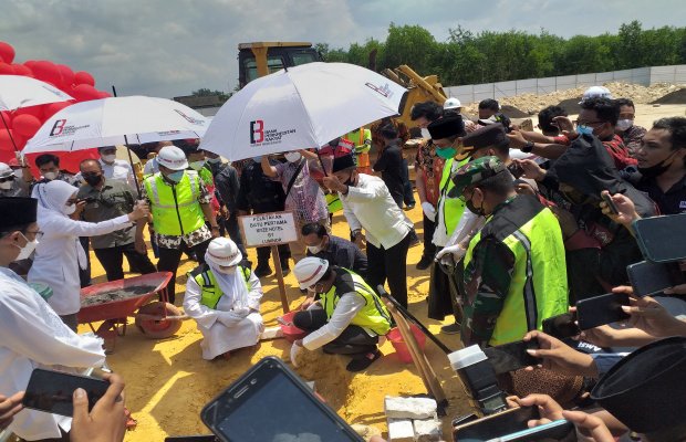 Foto: Bupati dan Wakil Bupati Sumenep, Achmad Fauzi-Nyai Hj. Dewi Khalifah, saat peletakan pertama pembangunan Myze Hotel 