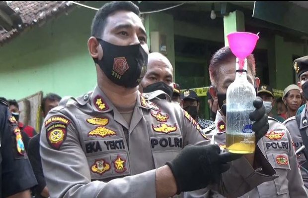 Foto: Kapolres Lumajang AKBP Eka Yekti Hananto Seno, menunjukkan bukti sabu racikan siap pada tahap pengkristalan