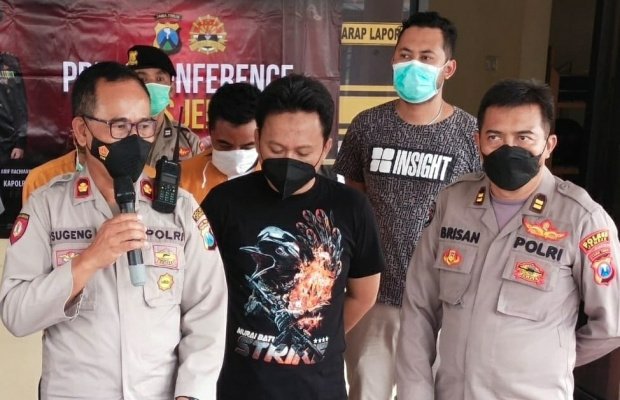 Foto: Wajah dua pemuda asal Jember dan Bondowoso saat melakukan press release.