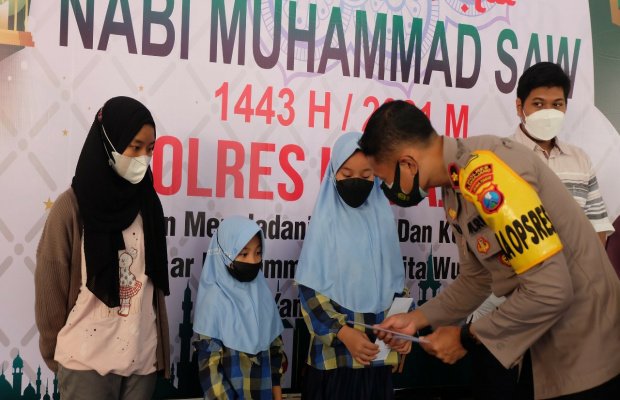 Foto: Wakapolres Lumajang memberikan santunan pada yatim piatu diikuti anggota.