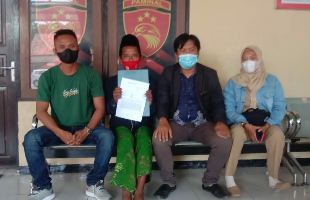 Foto: Korban penganiayaan oknum polisi didampingi kuasa hukumnya saat melapor ke Mapolres Sumenep