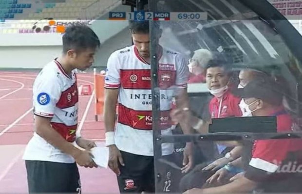 Foto: Rahmad Darmawan saat akan melakukan pergantian pemain