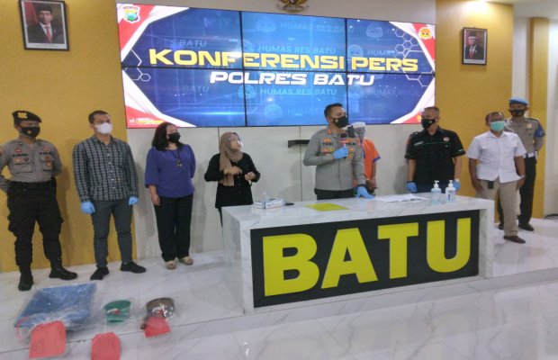 Foto: Kapolres Batu bersama jajaran saat menggelar jumpa pers ungkap kasus kekerasan terhadap Balita di Kota Batu.