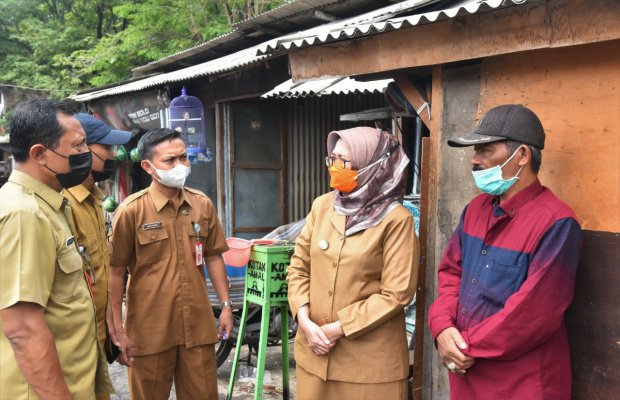 Foto: Wabup Lumajang Indah Amperawati (no.2 dari kanan) saat berada di kawasan Pasar Baru Lumajang.