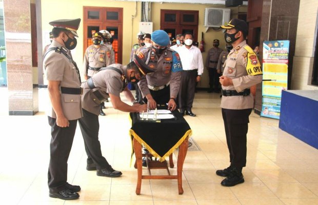Foto: Penandatanganan serah terima jabatan di Lobby Mapolres Lumajang