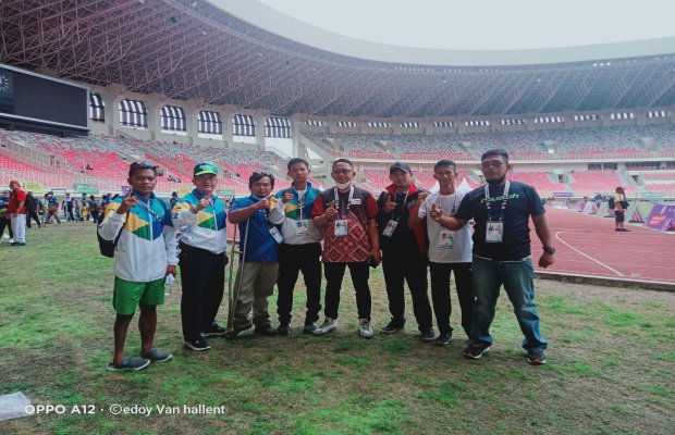 Foto: Atlet Bekasi dan pembinanya di Peparnas XVI Papua