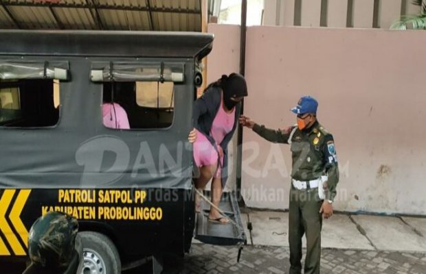 Foto : Petugas Mengamankan PSK Yang Terjaring Operasi