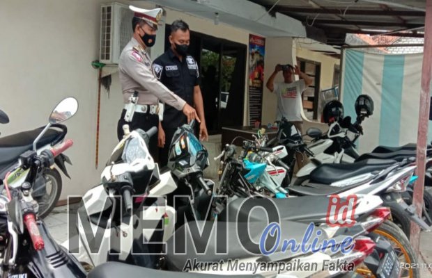 Foto : Polisi menunjukkan sepeda motor hasil razia balap liar