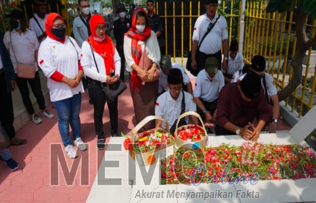Foto : Ketua dan pembina serta anggota RRI saat tabur bunga di makam Bung Tomo Surabaya.