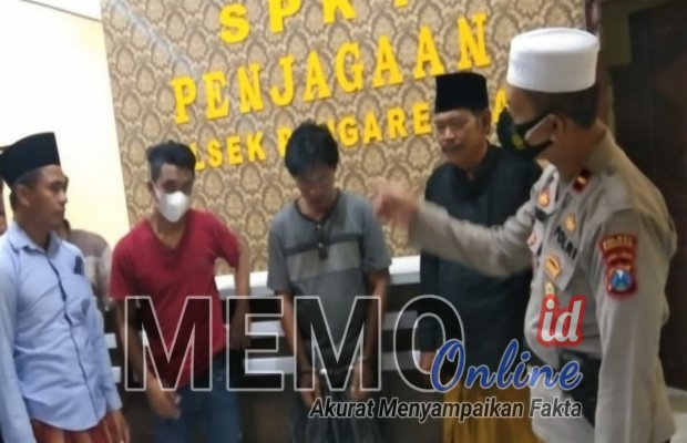 Foto : Pelaku (tengah) saat berada di Polsek Pangarengan Sampang