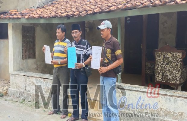 Foto : H Tohir (tengah) menunjukkan bukti putusan PTUN