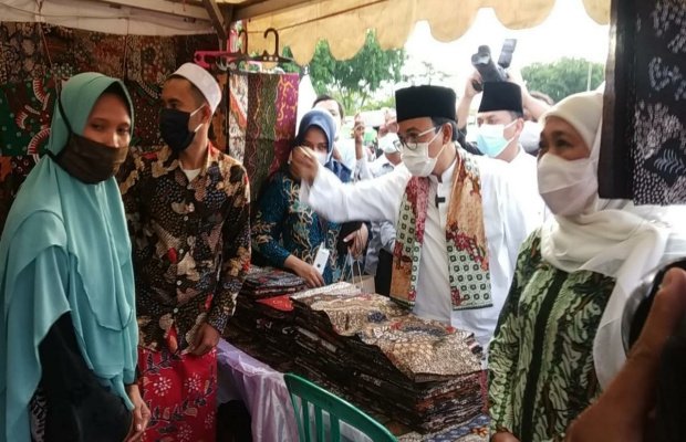 Foto: Gubernur Jawa Timur Didampingi Bupati Pamekasan Saat Mendatangi Stan Batik