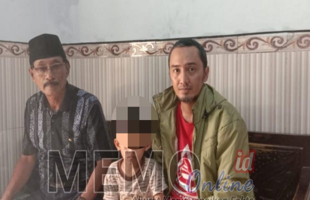   Foto : H Tohir ketua LSM JCW Kabupaten Sampang (kiri), bersama suami oknum bidan selingkuh berserta anaknya