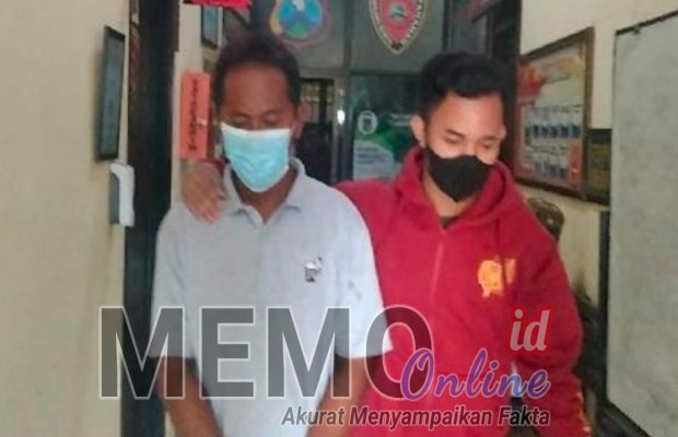 Foto : Pelaku baju putih saat di Polres Sampang