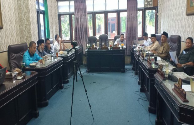 Foto: Prokes saat mengikuti Rapat Dengar Pendapat dengan Komisi II DPRD Sumenep