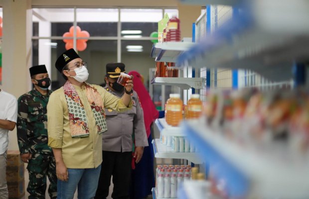  Foto : Bupati Pamekasan Saat Mengunjungi Wamira Mart.