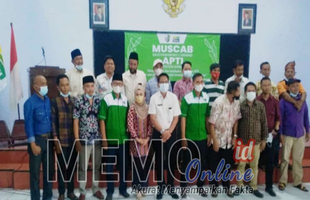  Foto : Haryono (dua dari kiri)  ketua terpilih APTI Kabupaten Sampang.