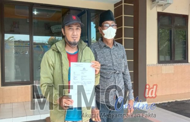 Foto : Suami bidan diduga selingkuh (kiri) didampingi H Tohir, ketua LSM JCW Sampang usai laporan di polres Sampang.