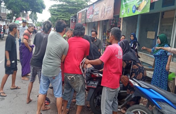 Foto: Pelaku saat digebuki massa