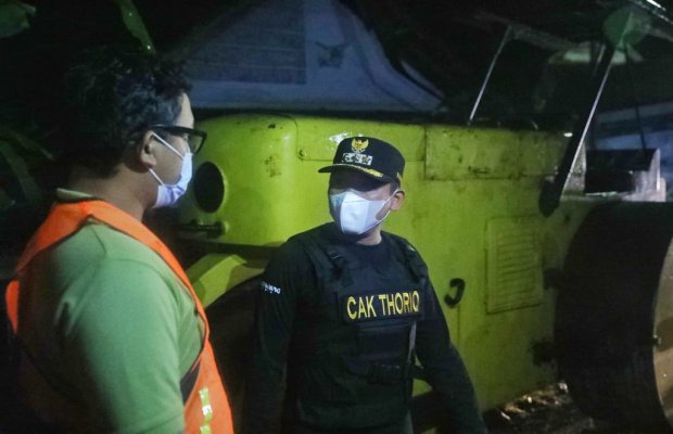 Foto: Bupati Lumajang, H. Thoriqul Haq, saat meninjau jalan di Kecamatan Tempursari.