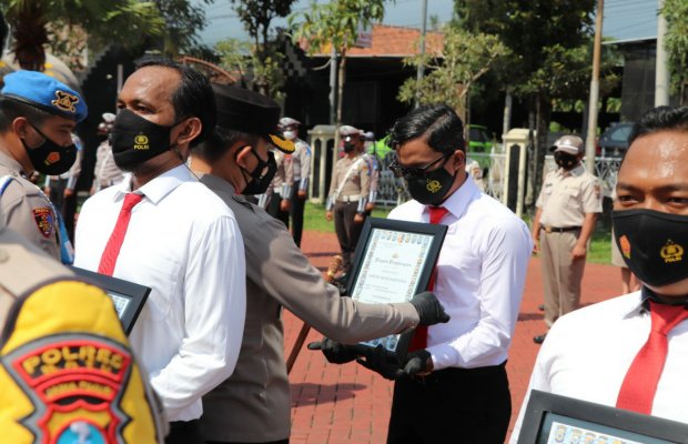 Foto: Kapolres Batu saat memberikan penghargaan kepada 7 anggota Sat Resnarkoba 