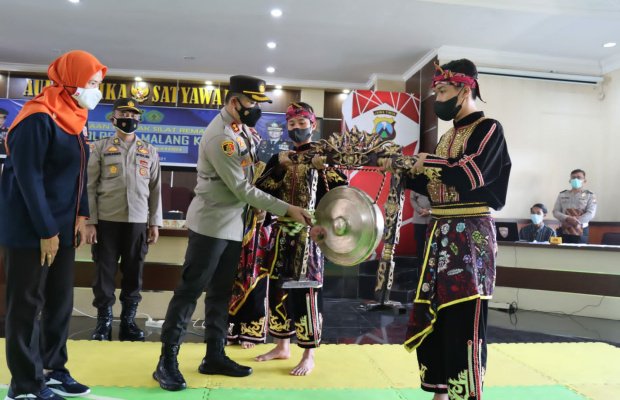 Foto: Kapolresta Malang Kota memukul gong sebagai tanda dibukanya Kejuaraan Pencak Silat Remaja Kapolresta Malang Kota Cup 2021