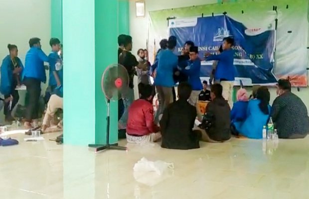  Foto : Suasana gaduh Konfercab ke XX PMII di Lumajang, yang sempat didokumentasikan.