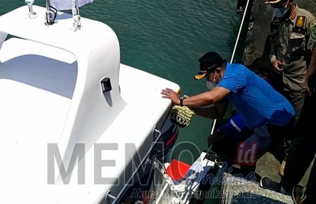Foto : Bupati Sampang H Slamet Junaidi saat melaunching Ambulance Boat di PPI Camplong