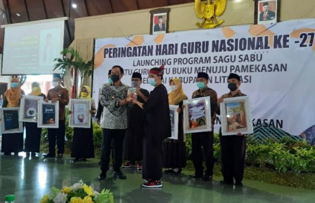 Foto: Bupati Pamekasan Secara Simbolis Menerima Terbitan Buku dari Perwakilan Guru