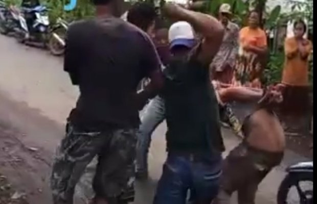  Foto: pelaku saat dikeroyok warga di Desa Panduman, Jember.
