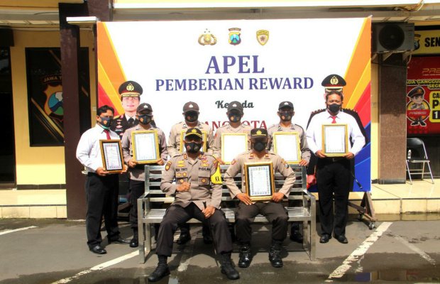 Foto: Kapolres Lumajang foto bersama usai apel pemberian reward