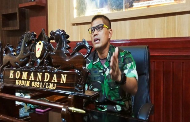 Foto: Letkol Inf Andi A Wibowo S.Sos M.I.Pol, Dandim 0821 Lumajang, saat dikonfirmasi di ruang kerjanya