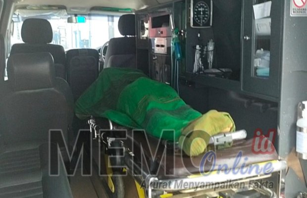 Foto : Jasad S saat berada di Mobil Ambulance